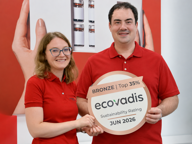 Z brązowego medalu EcoVadis 2026 dla Grupy Karl Knauer cieszą się Franziska Ebert, koordynatorka HSE w Karl Knauer, oraz Philipp Beyler, kierownik działu QHSE w Karl Knauer. © Karl Knauer KG, zmodyfikowane przy użyciu AI