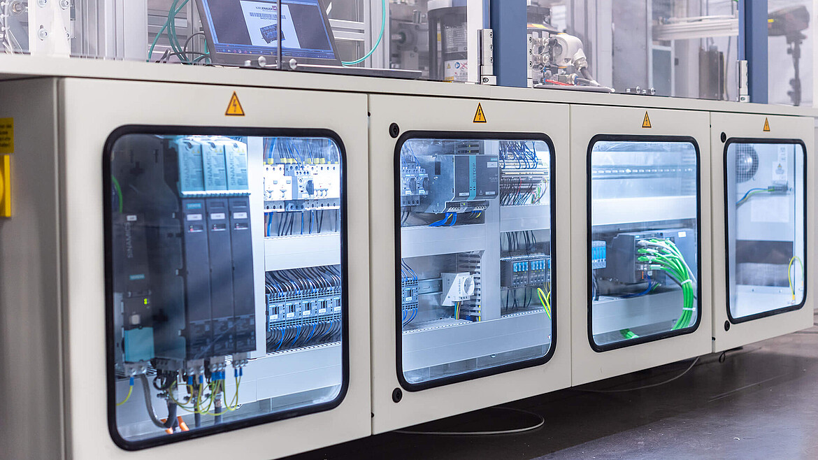 Przyłącza kablowe automatu pakującego z oknami ze szkła