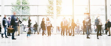 Menschen in Messehalle