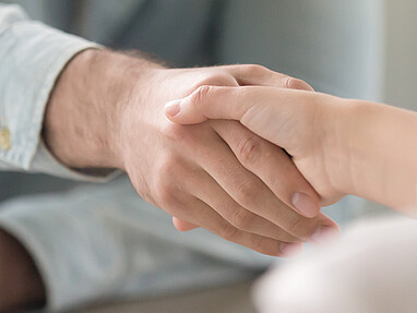 Mąż i żona podają sobie ręce