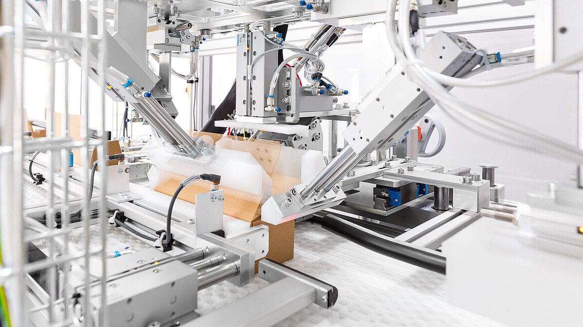 Widok z bliska wnętrza automatu pakującego