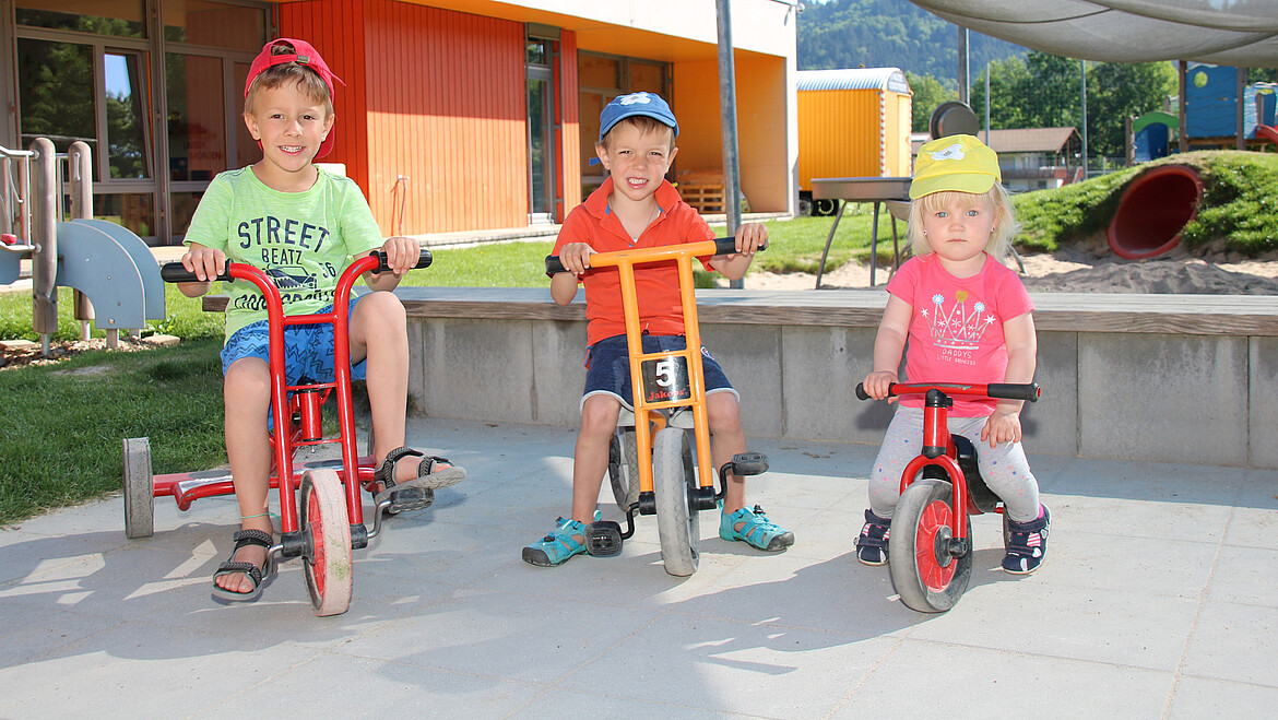 Przedszkole Fliegerkiste oferuje miejsce dla 55 dzieci w wieku od sześciu miesięcy do końca szkoły podstawowej.