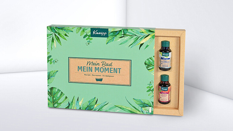 Wysuwane pudełka wypełnione małymi buteleczkami.