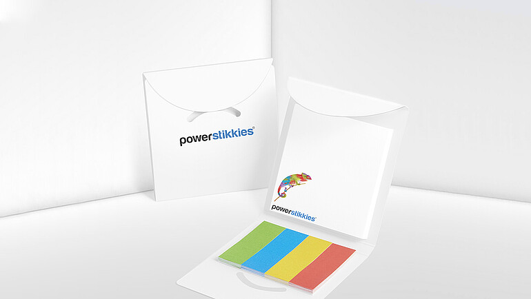 Książka z białym papierem i różnymi, papierowymi markerami samoprzylepnymi