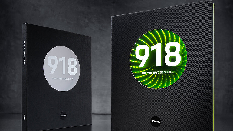 Czarny, wąski kartonik ze świecącym logo