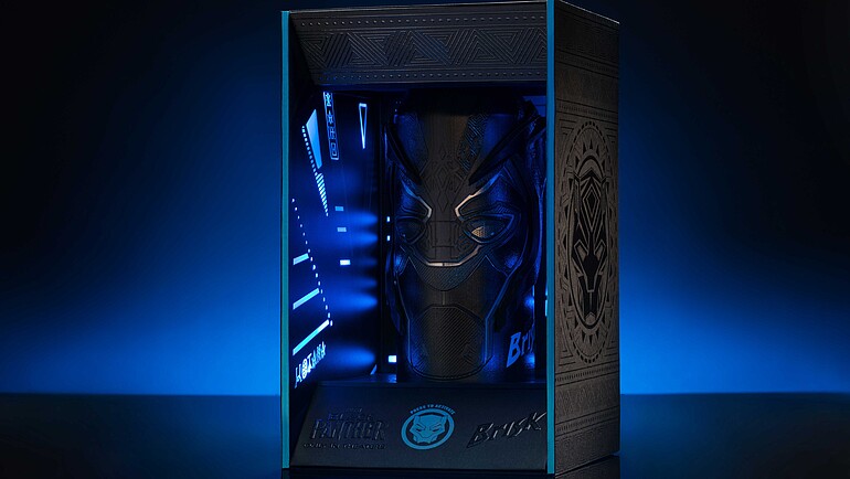 Świecące na niebiesko, czarne pudełko z okienkiem