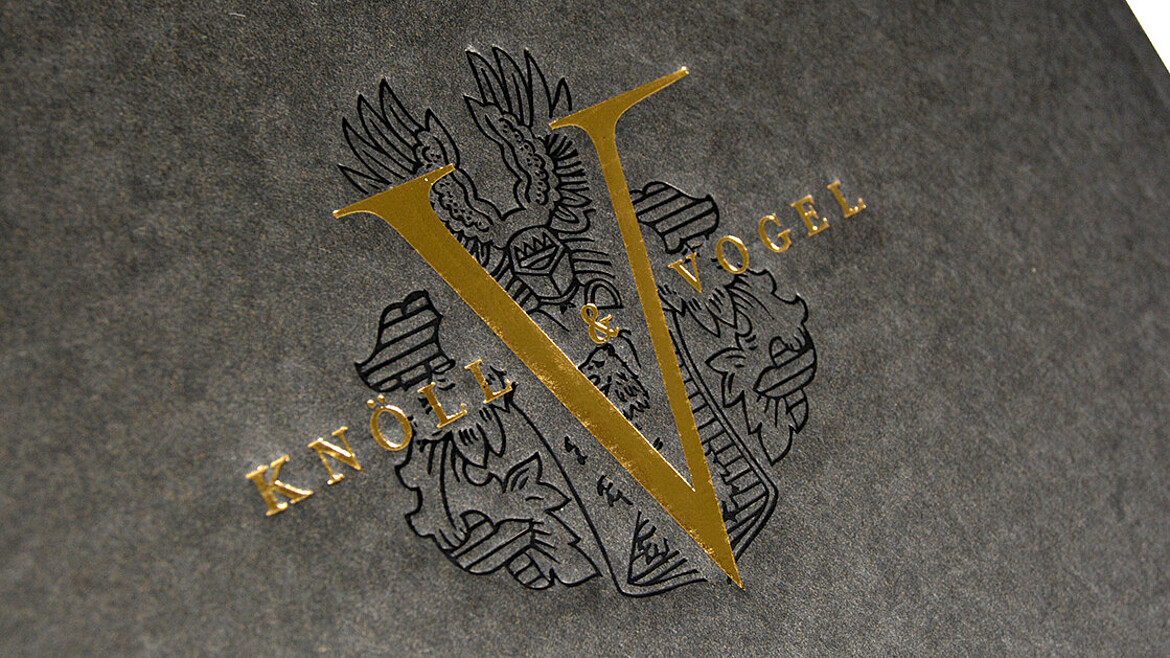 Karton prezentowy PURE line w kolorze czarnym z tłoczeniem ślepym i tłoczeniem folią na gorąco