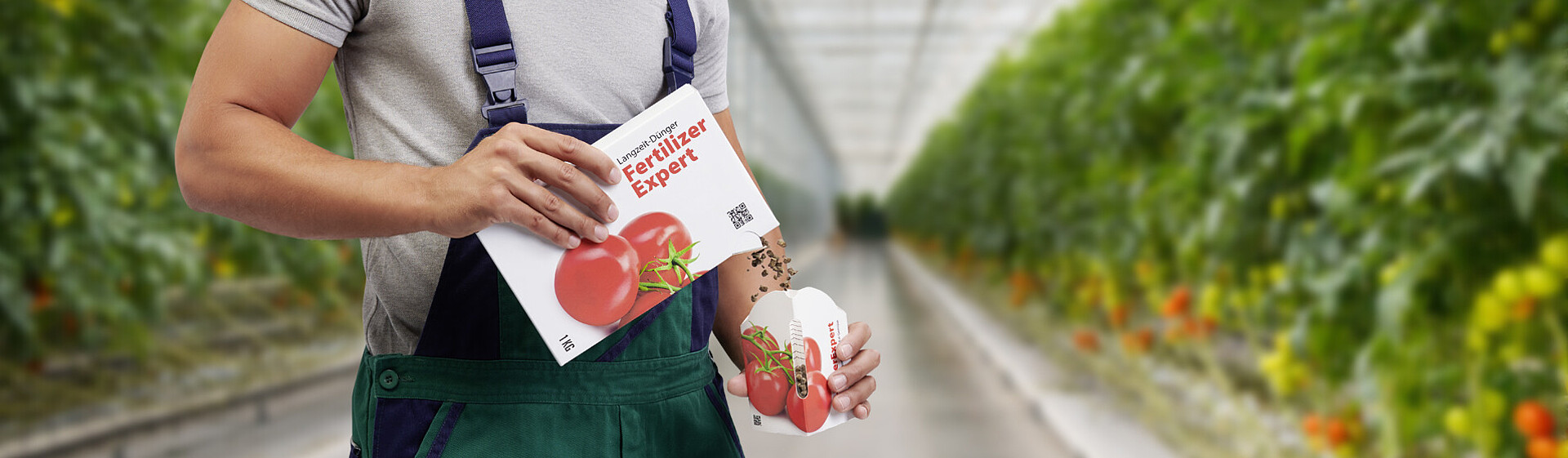 Produkt jest przesypywany do miarki przez otwór w opakowaniu