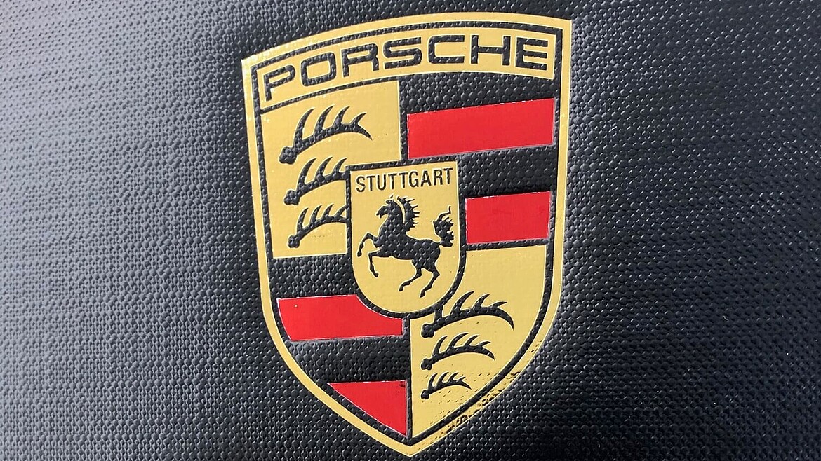 Karton prezentowy Struktura VITA w kolorze czarnym z indywidualnym tłoczeniem logo